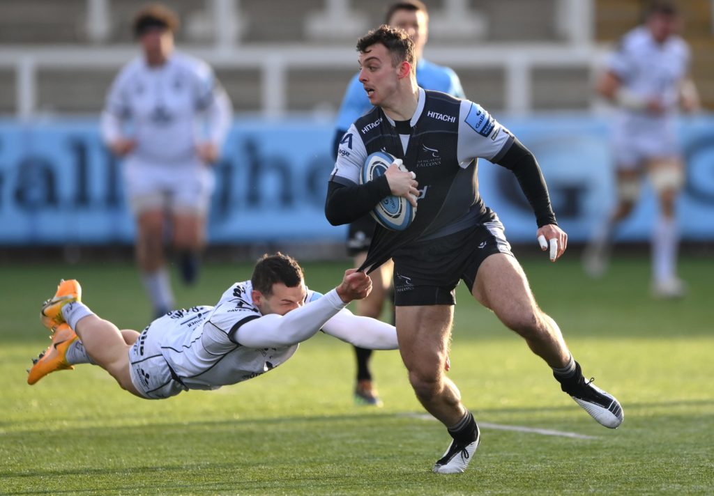 Adam Radwan escapes the clutches of Jonny May