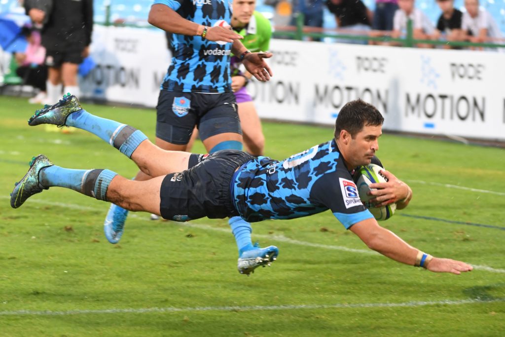 Morne Steyn scores a try for the Bulls